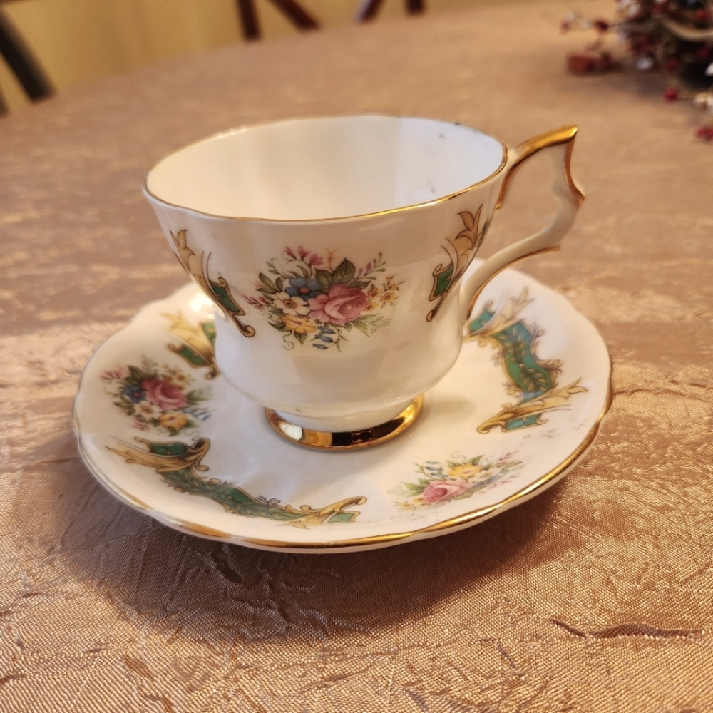Royal Windsor tea cup saucer set porcelain